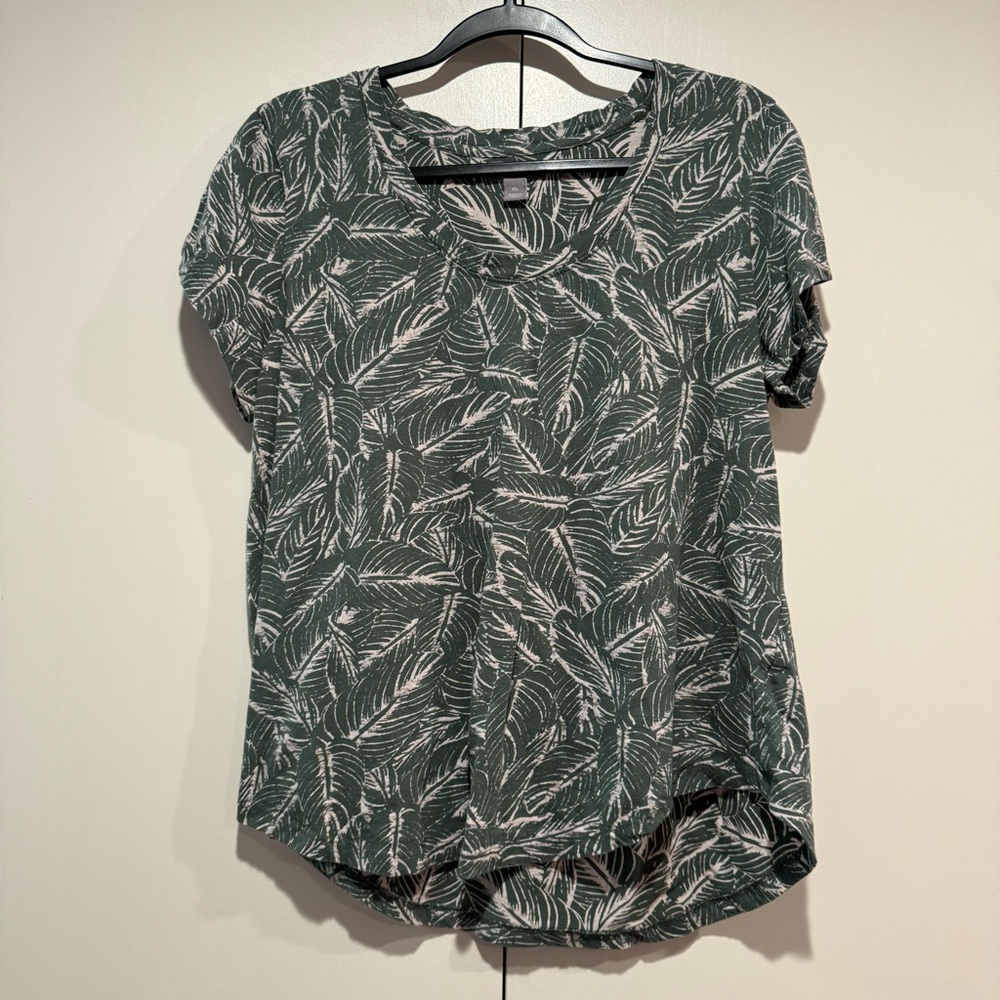 5/25 Women’s Size XL Short Sleeve Blouse with Green Floral Pattern.